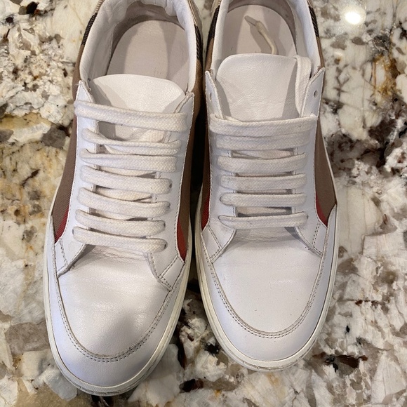 Woman’s Burberry size 7(37) - Picture 1 of 8